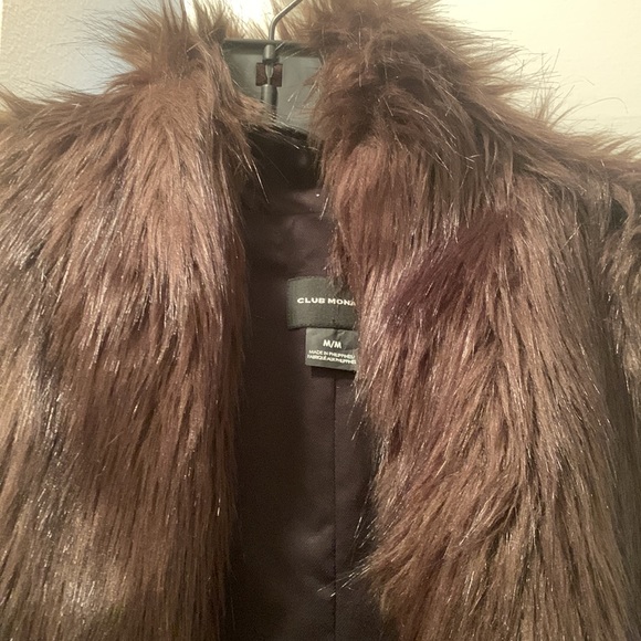 Club Monaco faux fur vest. - Picture 3 of 5